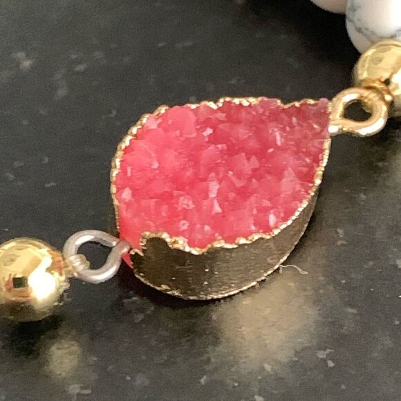 Bold Red Faux Druzy Stone Bracelet with Gold-Tone & Howlite Beads - Stretch New - Picture 7 of 9